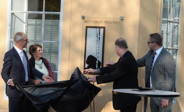 Der Moment, an dem die Gedenktafel für Herbert Friedl enthüllt wurde (von links): Altbürgermeister Anton Scheuwimmer, Brigitte Friedl, Bischof Manfred Scheuer und Bürgermeister Fritz Robeischl. | Foto: Leopold Höllwirth
