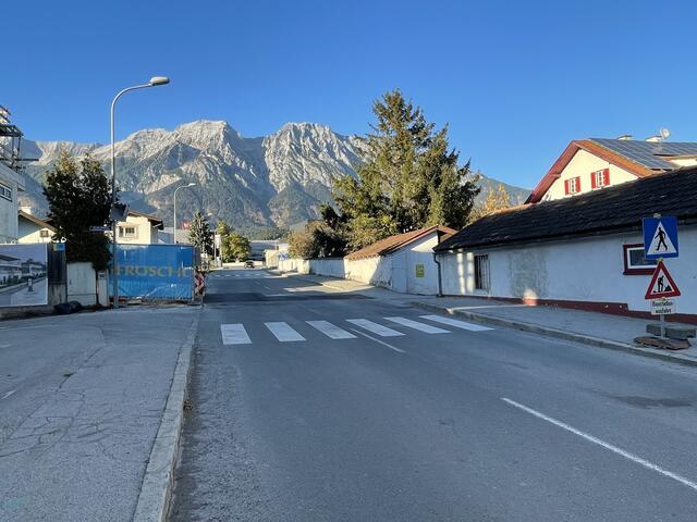 Ein Bürger fordert mehr Verkehrssicherheit auf der Dorfstraße. | Foto: Kendlbacher