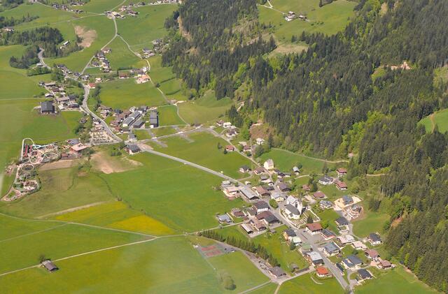St. Jakob: Ortskern (re. u.) und das Familienland (li. Mi.).