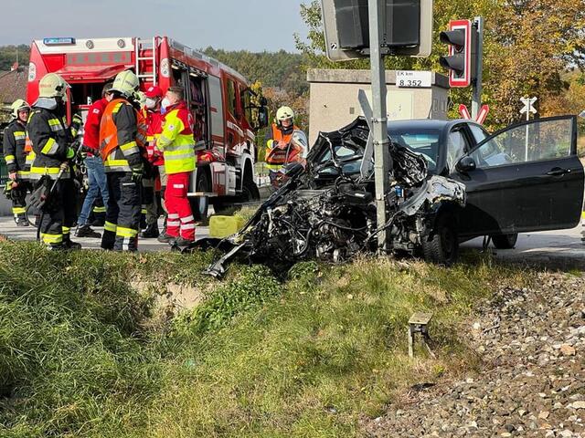 Viel Glück hatten die Insassen dieses Pkws, die den beim Zusammenstoß mit den Zug offenbar nur leichte Verletzungen erlitten. | Foto: FFW Bad Sauerbrunn