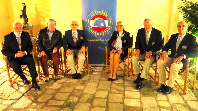 Am beiliegenden Foto v.l.n.r.:
- Obst i.R. & GR Hans MACHOWETZ
- GenMjr i.R. Mag. Bernd LUBENIK
- GenLt i.R. Mag. Bernhard BAIR
- Bereichsleiterin Irene VALINA
- Präsident General i.R. Mag. Günter HÖFLER
- Obst i.R. Günter BARTUNEK
