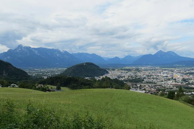 Klassischer Heubergblick auf die Stadt Salzburg mit Untersberg, Kapuzinerberg und Hochstaufen.  | Foto: Thomas Neuhold