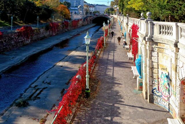 Die Wienfluss-Promenade mit ihren herrlichen Fayence-Vasen braucht keine Konkurrenz zu scheuen