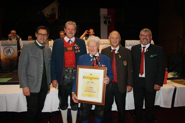Eine besondere Ehrung: Karl Heiseler (Mitte) wurde für seine 70jährige Mitgliedschaft bei der MK Ladis geehrt, mit im Bild: Bundesratspräsident Peter Raggl, BH Markuks Maaß, Landeskapellmeister Rudi Pascher und Florian Geiger (Bezirksobmann).  | Foto: Elisabeth Zangerl 
