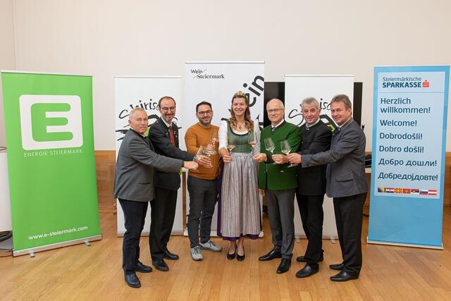 V.l.: Energie Steiermark Dipl.-Ing. Christian Purrer, Leiter Abteilung Werbung, Steiermärkische Sparkasse Michael Gradischnig, Stefan Potzinger, Obmann Wein Steiermark, Weinhoheit Katrin Dokter, Landesrat Ök.-Rat. Johann Seitinger, Ing. Werner Luttenberger, GF der Wein Steiermark, Präsident der Landwirtschaftskammer Steiermark Ök.-Rat. Franz Titschenbacher | Foto: ©Johannes Polt/Fotokuchl