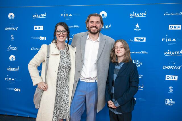 Filmregisseur: Andreas Schmied, Drehbuchautorin Elisabeth Schmied und Sohn.