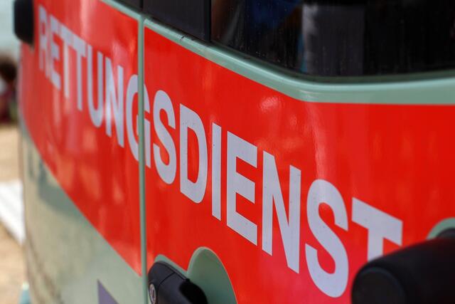Aufgrund einer durchgeführten Vollbremsung wurden mindestens zwei Fahrgäste verletzt.