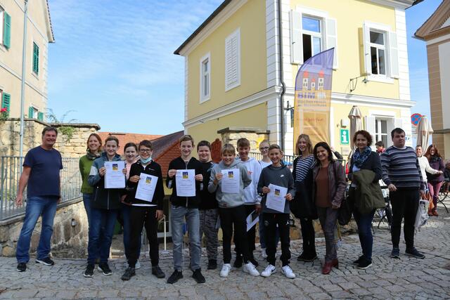 Die Verantwortlichen für dieses interessante Projekt mit den jungen Lesereporter vor der Bibliothek in Straden. | Foto: Regionalmedien