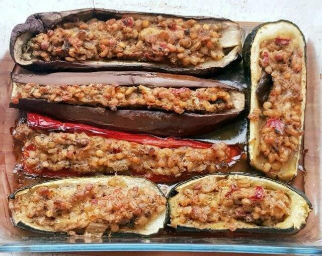 Melanzani mit Lisen und Gersten gefüllt