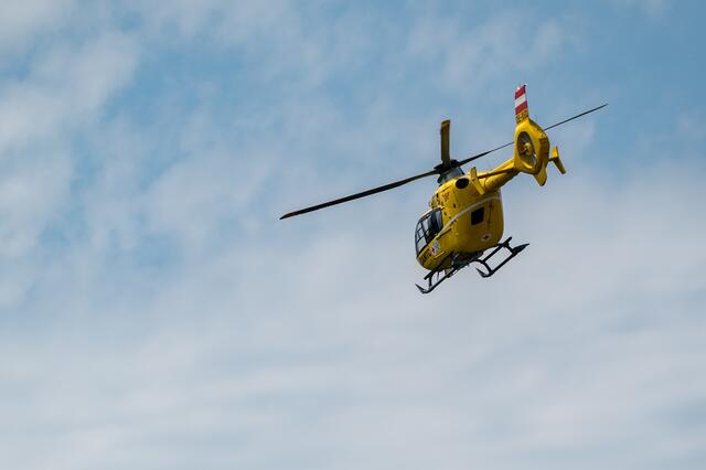 Beim ersten Tageslicht konnte der Mann vom Notarzthubschrauber leicht verletzt aus der Wand gerettet und am Fuße des Krippensteins abgesetzt werden.