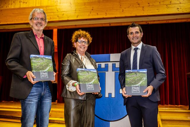 Halten das neue, gelungene Werk "Fließ 2021" stolz in ihren Händen: Redakteur Manfred Jenewein, Kulturausschuss Obfrau Rosi Reinstadler und Bgm. Alexander Jäger (v.li.) | Foto: Frank Neuner