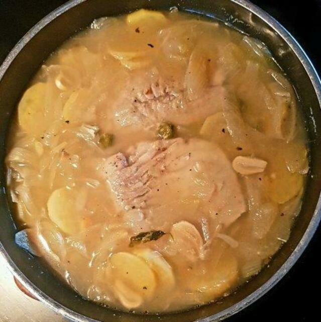 Karpfen Zwiebeln Erdäpfel in Weinsud