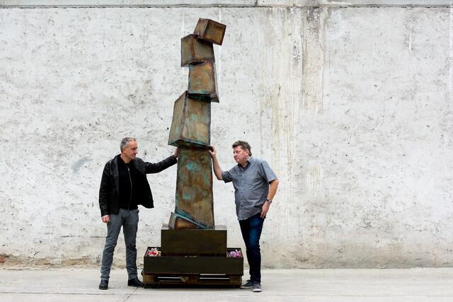 Talos Kedl (l) und Peter Habarta mit dem Denkmal zum Gedenken am 2. November.