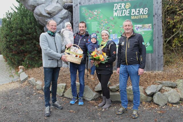Wilder Berg-Geschäftsführer Georg Bliem (links) und Parkleiter Andreas Spöcker (rechts) begrüßten Familie Griesenhofer aus Seckau als 100.000ster Besucher und überreichten der Familie ein Geschenkspaket. | Foto: Kaserer