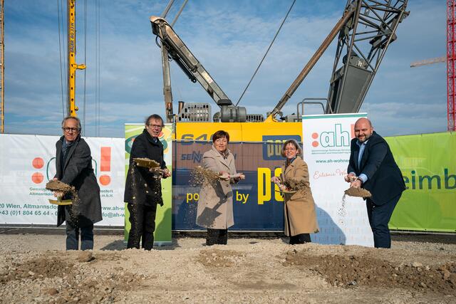 Hermann Koller – Vorstand Heimbau, Peter Roitner – Vorstand Heimbau, Waltraud Karner-Kremser, Andrea Breitfuß – Vorstand Altmannsdorf Hetzendorf
Daniel Vukovic – Technik Altmannsdorf Hetzendorf | Foto: David Bohmann / PID