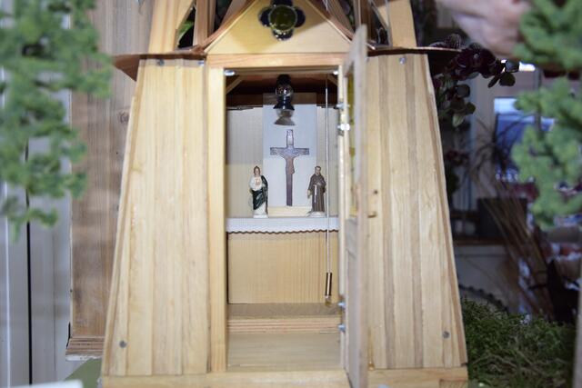 Der kleine Altar und Petroleumlampe im Inneren. | Foto: Pilz