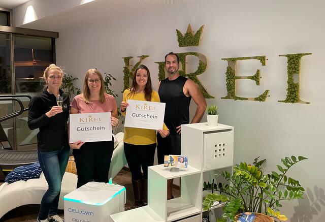 Glückliche GewinnerInnen bei KiRei: Betreiberin Mirjam Reif, die GewinnerInnen Martina Fellner und Annika Aicher mit ihrem Coach Stefan Kieler von KiRei. | Foto: KiRei-Körperatelier