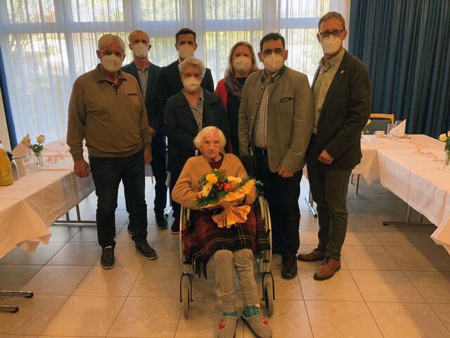 Zum 103sten Geburtstag von Elisabeth Polansky stellten sich im NÖ
Pflege- und Betreuungszentrum (PBZ) Zistersdorf einige Gratulanten ein. Bürgermeister Hermann Gindl (Hohenruppersdorf), Christian Grün (BH), PBZ-Direktor
Christoph Schneider, MA, Barbara Schindler-Pfabigan (NÖ Landesgesundheitsagentur,
Gesundheit Weinviertel GmbH), Gemeinderat und Verwandter Alfred Polansky und
Bürgermeister Helmut Doschek (Zistersdorf) mit Jubilarin Elisabeth Polansky und ihrer
Nichte Rosa Stangl (vorne).