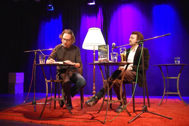 Autor Clemens Murath (links) liest aus seinem Debütroman „Der Libanese“. | Foto: Viktoria Gstir