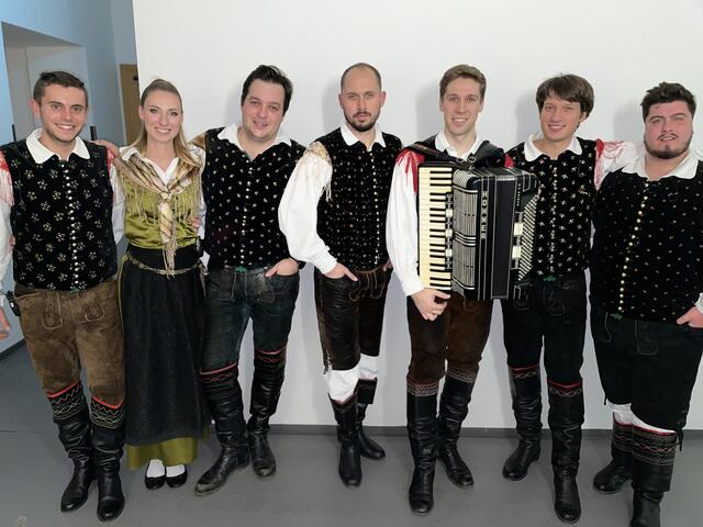 Sašo Avsenik und seine Oberkrainer tragen die Oberkrainer Musik seines verstorbenen Opa's Slavko Avsenik in die Welt hinaus. | Foto: Hofmüller (24x)