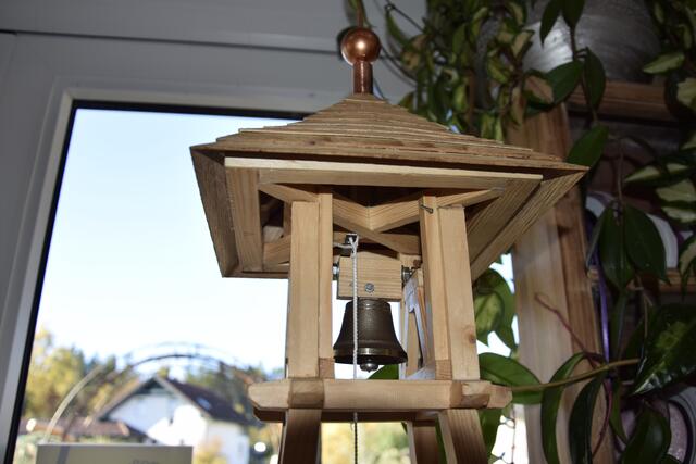 Die Glocke läutet, wenn man an dem Seil zieht. | Foto: Pilz