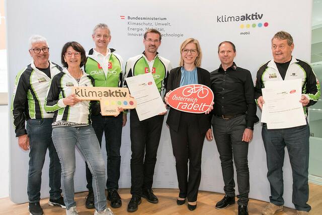 Bundessieger "Vereine mit 50 bis 200 Mitglieder": Josef Holzinger und Manfred Gundacker (Union Radclub St. Margarethen, 2.Platz), Otto Flür, Brigitte Flür, Josef Mair, Norbert Praxmarer (Imst radelt, 3.Platz), Klimaschutzministerin Leonore Gewessler) | Foto: klimaaktiv/APA-Fotoservice/Rastegar