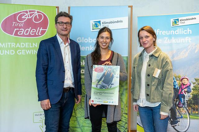 Auszeichnung "Tirol radelt" für ILF Consulting Engineers Austria GmbH – Tirol
v.l.n.r.: Andrä Stigger (Klimabündnis Tirol), Hannah Göttgens und Teresa Kallsperger (Land Tirol – Mobilitätsplanung) | Foto: Klimabündnis Tirol/Lechner