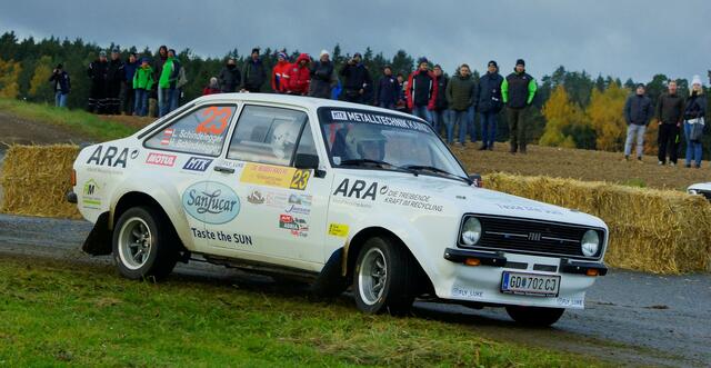Rallyeteam Schindelegger in ihrem Ford Escort.