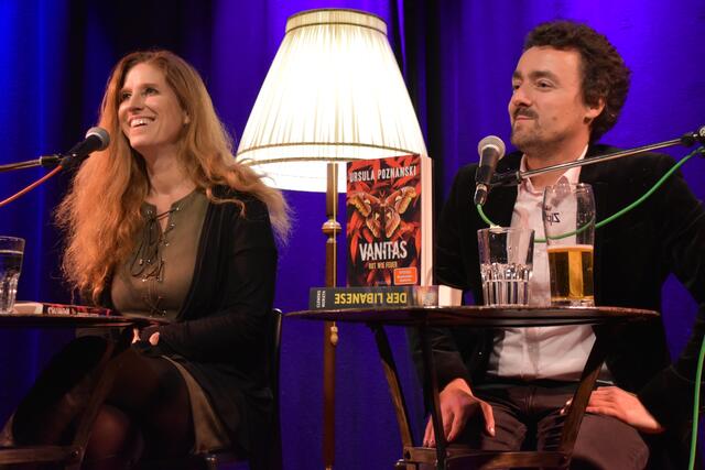 Autorin Ursula Poznanski und Moderator Martin Fritz. | Foto: Viktoria Gstir