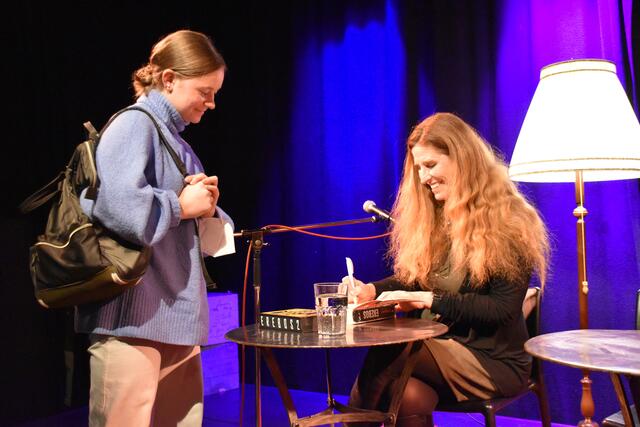 Anna ließ sich ihren Kriminalroman von Autorin Ursula Poznanski signieren. | Foto: Viktoria Gstir