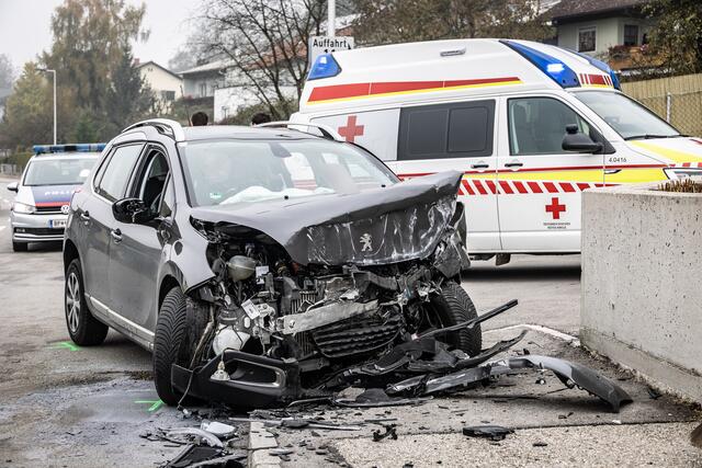 Trotz des raschen Einsatzes von Rettung samt Notarzt, Feuerwehr und Polizei kam beim Unfall in Schlüßlberg jede Hilfe zu spät. | Foto: Team Fotokerschi/Bayer