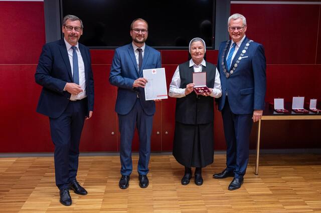 Bürgermeister Thomas Steiner (re.), Vizebürgermeister Istvan Deli (2. v.re.) und Vizebürgermeister Otto Kropf (li.) zeichnen Sr. Consolata Supper mit dem Verdienstkreuz der Landeshauptstadt Freistadt Eisenstadt aus. | Foto: Eisenstadt