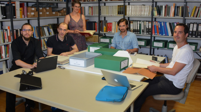Die Jungforscher Peter Hinterndorfer, Andreas Bunzl und Maximilian Martsch (v. l. n. r.) tauchten unter der fachlichen Leitung von Oliver Kühschelm gemeinsam mit Stadtarchivarin Elisabeth Moll in die Geschichte Zwettls im 19. Jahrhundert ein.