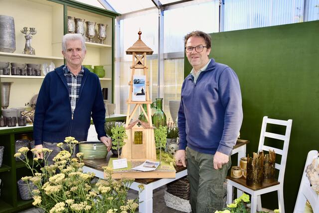 Das Modell ist aktuell bei Meisterfloristik Kaltenböck ausgestellt. Am Foto: Gerhard Winkler und Thomas Kaltenböck.