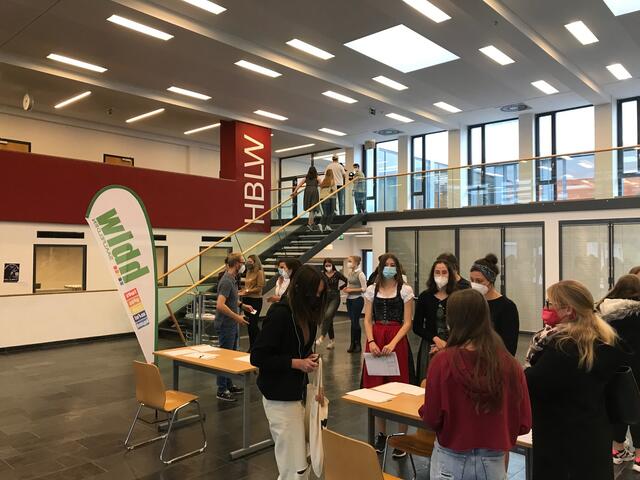 Volles Haus und gute Stimmung schon in der Aula beim Herbstfest der HBLW          Foto: Robert Kalss