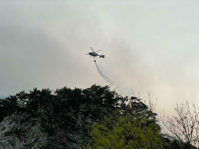 Der Flugdienst der Feuerwehr Dobersberg ist an der Rax im Einsatz. Die Aufgabe: Das betanken der Lösch-Helis mit Wasser. | Foto: Gerhard Zwinz