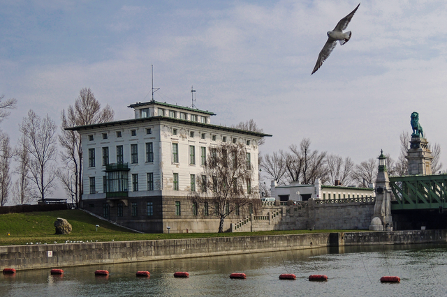 Das Schiff soll bei der Schleuse Nussdorf vor Anker liegen. 