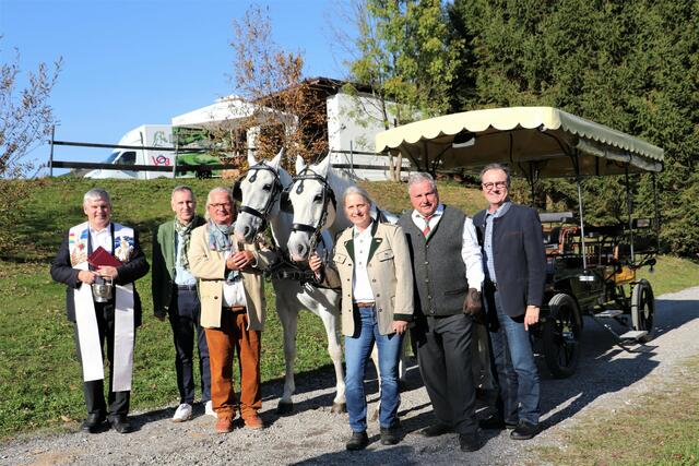 Alois Stumpf, Anton Schabl, Max Dobretsberger, Renate und Franz Eccher sowie Franz Platzer bei der Jungfernfahrt der Elektro-Hybrid-Pferdekutsche. | Foto: Edith Ertl