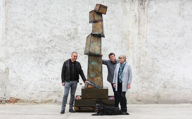 Talos Kedl, Peter Habarta und Susanne Detrüs mit dem Denkmal zum Gedenken am 2. November.