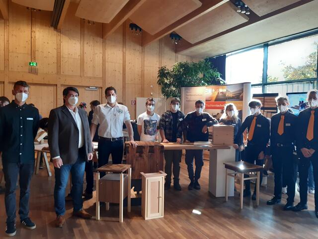 Der Absamer Bgm. Manfred Schafferer mit Lehrern und Schülern der Berufsschule für Holztechnik Absam. | Foto: JAM ABSAM