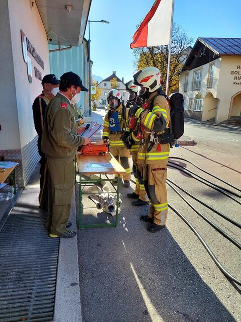 Die Atemschutzträger mussten ihr Können an mehreren Stationen unter Beweis stellen. | Foto: BFV Reutte