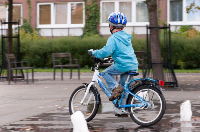 Der Bub kann nun wieder mit seinem Fahrrad durch die Nachbarschaft kurven.