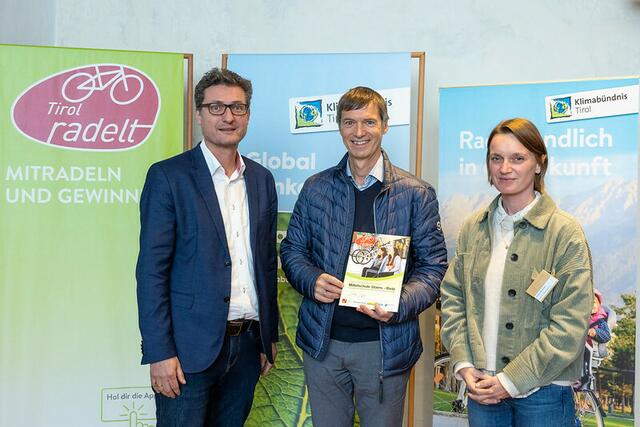 Auszeichnung "Tirol radelt" an Mittelschule Stams-Rietz: v.l.n.r.: Andrä Stigger (Klimabündnis Tirol), Dir. Anton Mayr und Teresa Kallsperger (Land Tirol – Mobilitätsplanung) | Foto: Klimabündnis Tirol/Lechner