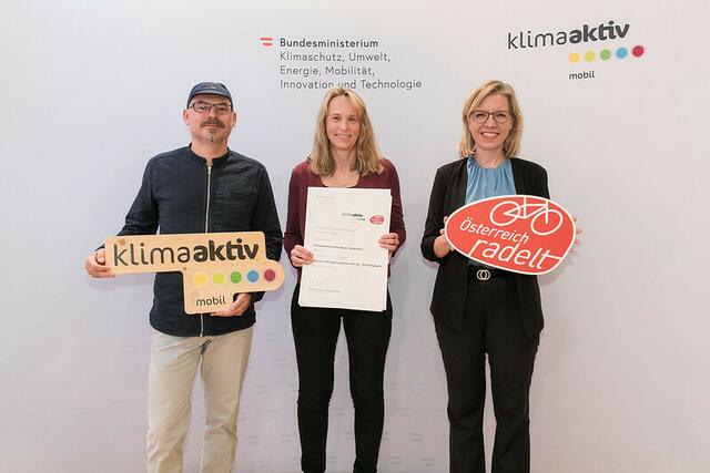Bundessieger "Vereine mit 50 bis 200 Mitglieder":

Petra Oberhofer (Freundeskreis Bike Repair Oberhofer, 1.Platz), Klimaschutzministerin Leonore Gewessler), Alec Hager (Radvokaten) | Foto: (c) klimaaktiv/APA-Fotoservice/Rastegar