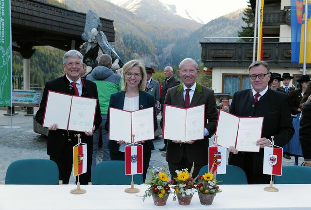 Der Nationalpark Hohe Tauern wird 50: Bundesministerin Leonore Gewessler und die Landeshauptmänner Peter Kaiser (Kärnten), Wilfried Haslauer (Salzburg) und Günther Platter (Tirol) mit der Deklaration der Vereinbarung.