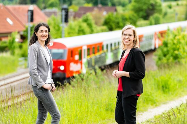 Grünen-Klubobfrau Sandra Krautwaschl und Klimaschutzministerin Leonore Gewessler wollen mit dem Klimaticket möglichst viele Menschen zum Umsteigen bringen.