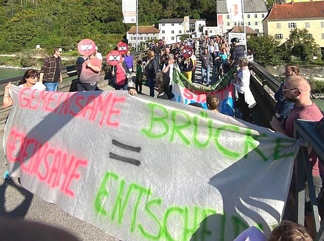 Am Freitag, den 24. September fand auf der Alten Brücke zwischen Ach und Burghausen eine Demo gegen die Einbahnregegelung statt. | Foto: Weinberger
