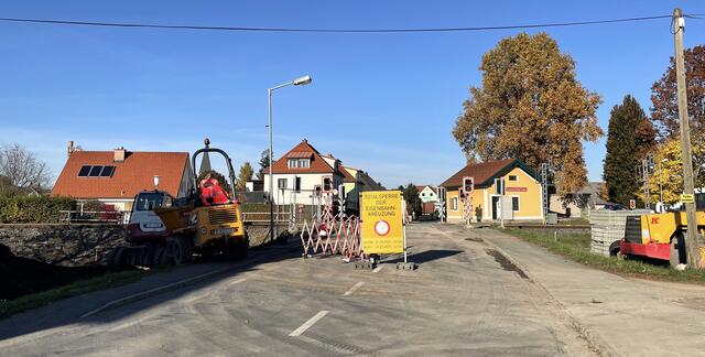 Der Bahnübergang am Frauentaler Bahnhof ist wegen Umbauarbeiten für Fahrzeuge gesperrt. | Foto: Michl