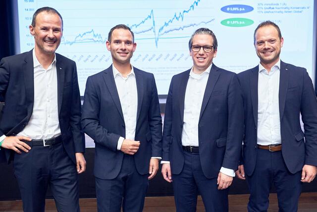 Direktor Rainer Nussbaumer (Regionalleiter Volksbank OÖ), Arne Rautenberg, Tom Ganschow (beide Union Investment) und Patrick Staller (Filialleiter Volksbank Mattighofen).