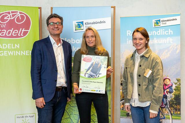 Auszeichnung "Tirol radelt" für Freundeskreis Bike Repair Oberhofer
v.l.n.r.: Andrä Stigger (Klimabündnis Tirol), Petra Oberhofer und Teresa Kallsperger (Land Tirol – Mobilitätsplanung)

 | Foto: Klimabündnis Tirol/Lechner